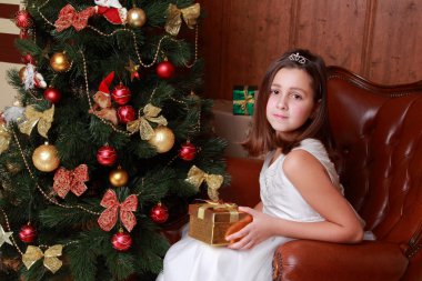 küçük kız Noel ağacı üzerinde