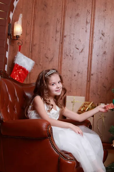 Een klein meisje in een jurk van prinses — Stockfoto