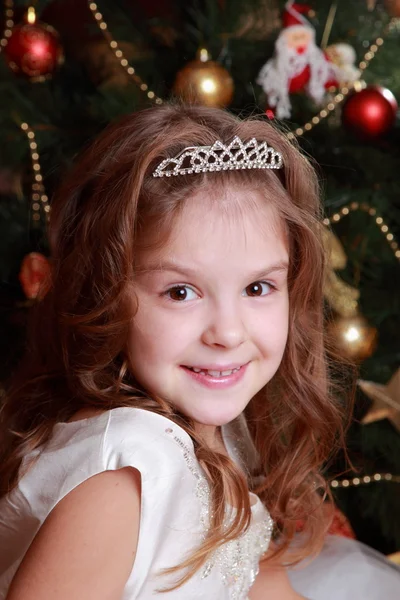 Prenses elbise giymiş küçük bir kız — Stok fotoğraf