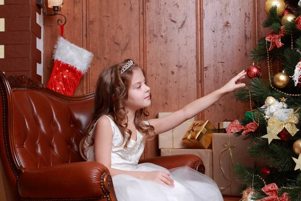 Mooie prinses in de buurt van de vacht-boom — Stockfoto