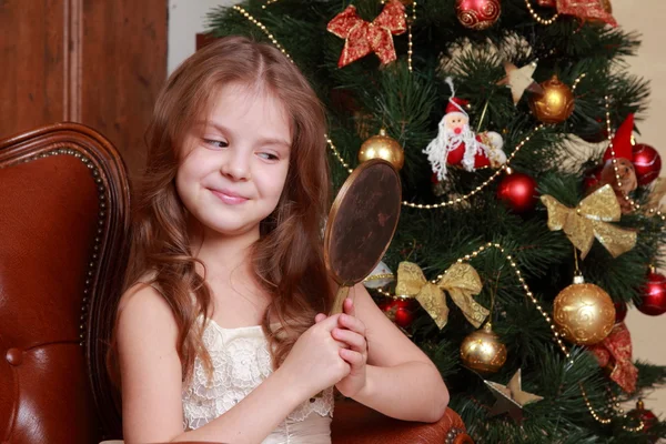 Schöne Prinzessin in der Nähe der Tanne — Stockfoto