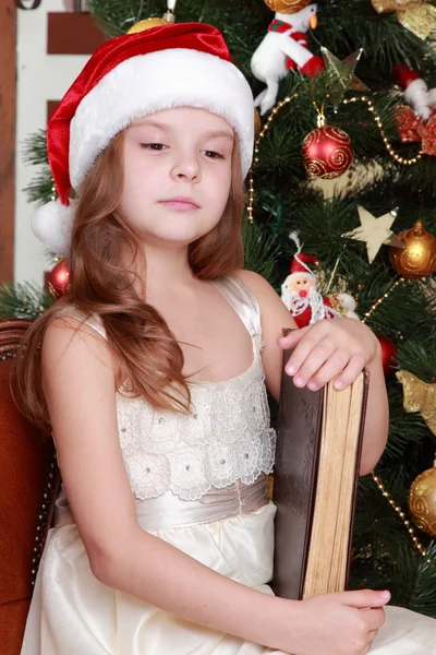 Девушка читает книгу на Рождество — стоковое фото