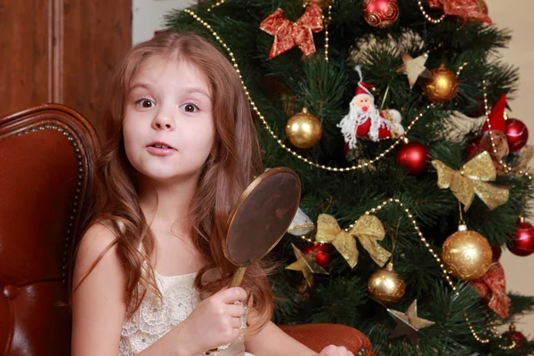 Hermosa princesa cerca del árbol de piel — Foto de Stock