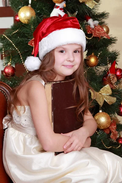 Ragazza lettura libro intorno a Natale — Foto Stock