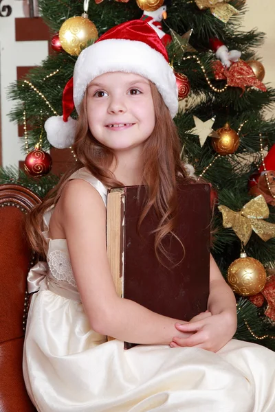 Menina livro de leitura em torno do Natal — Fotografia de Stock