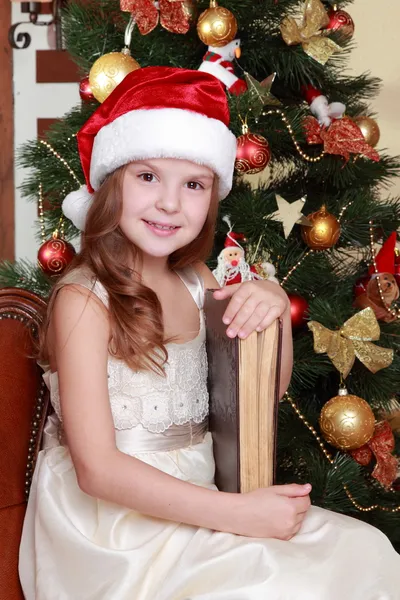 Dívka čtení knihy kolem Vánoc — Stock fotografie