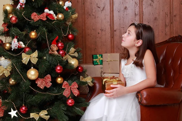 Klein meisje over kerstboom — Stockfoto