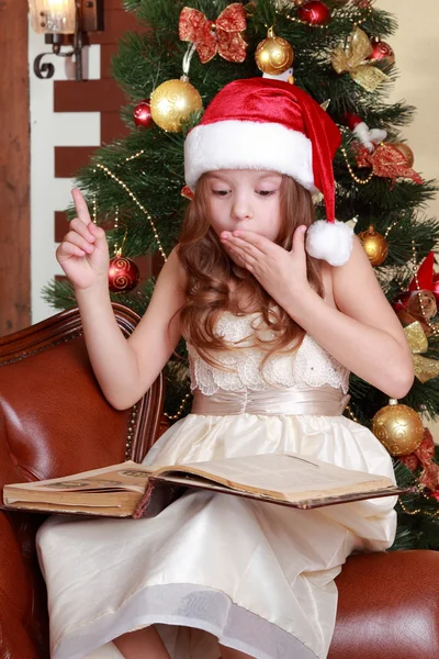 Menina livro de leitura em torno do Natal — Fotografia de Stock