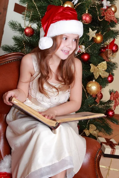 Menina livro de leitura em torno do Natal — Fotografia de Stock