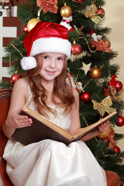 Девушка читает книгу на Рождество — стоковое фото