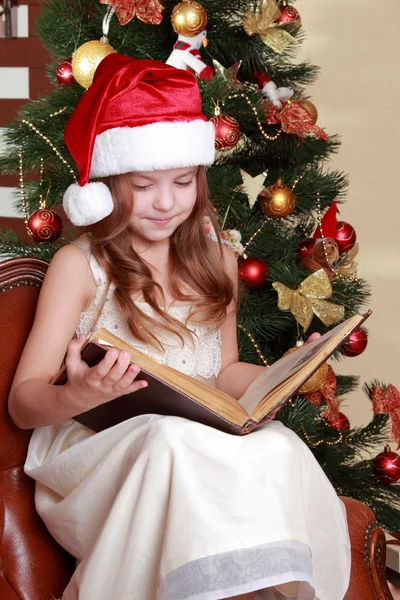 Menina livro de leitura em torno do Natal — Fotografia de Stock