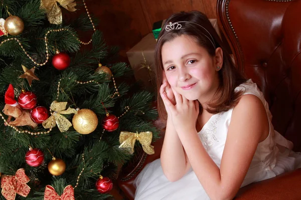 Bambina sopra l'albero di Natale — Foto Stock