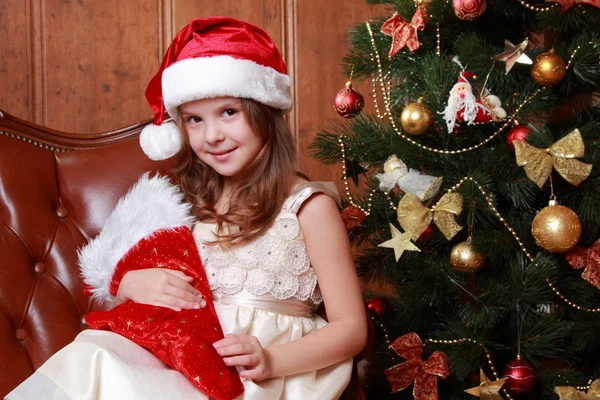 Mooie prinses in de buurt van de vacht-boom — Stockfoto