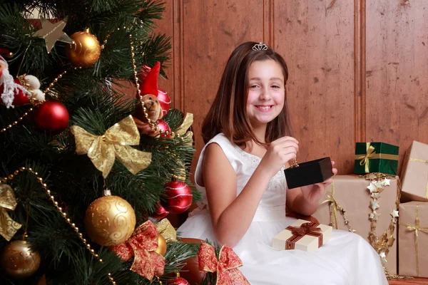 Klein meisje over kerstboom — Stockfoto