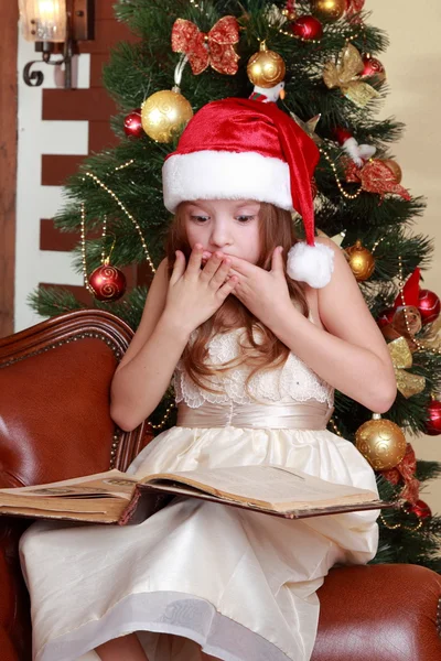 Mädchen lesen Buch rund um Weihnachten — Stockfoto