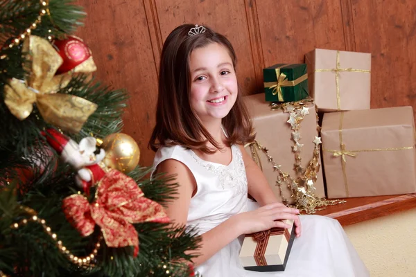 Klein meisje over kerstboom — Stockfoto