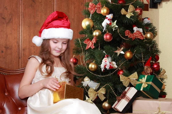 Noel hediyesi ile küçük kız — Stok fotoğraf