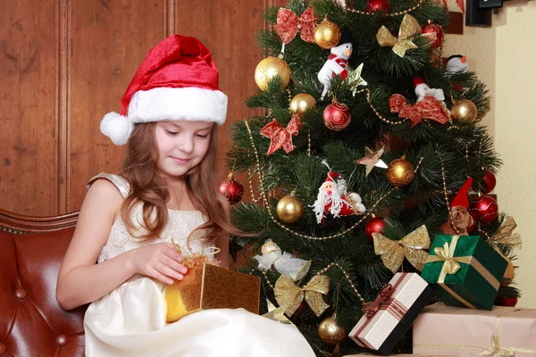 Petite fille avec cadeau de Noël — Photo