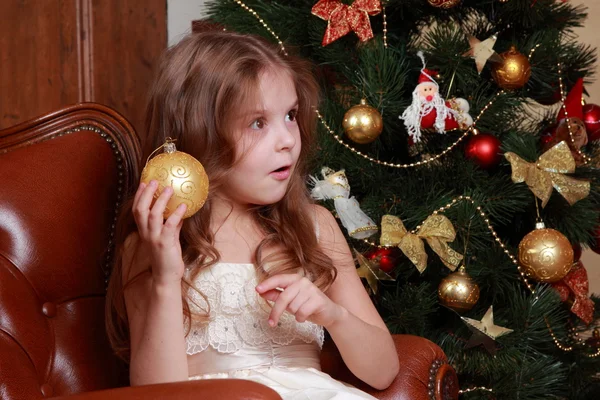 Jovem princesa segurando bola dourada decorativa — Fotografia de Stock