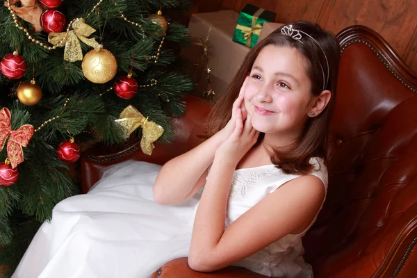 Menina sobre a árvore de Natal — Fotografia de Stock