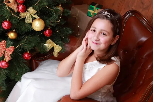 Menina sobre a árvore de Natal — Fotografia de Stock