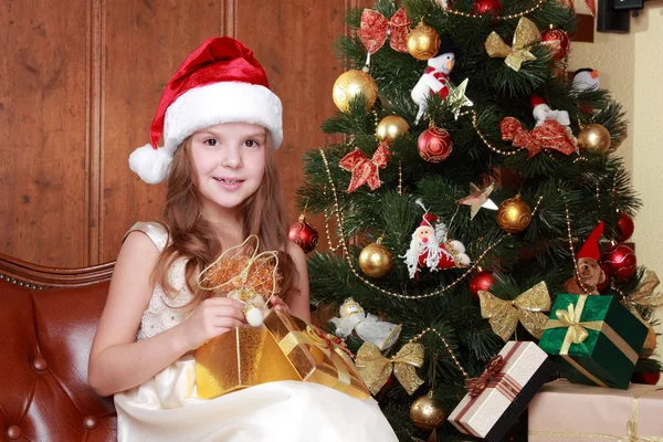 Holčička s vánoční dárek — Stock fotografie