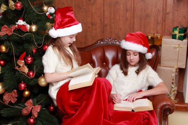 kitap tutan santa şapkalar giyen kızlar