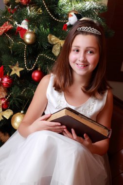 eski moda kitap tutan küçük bir kız