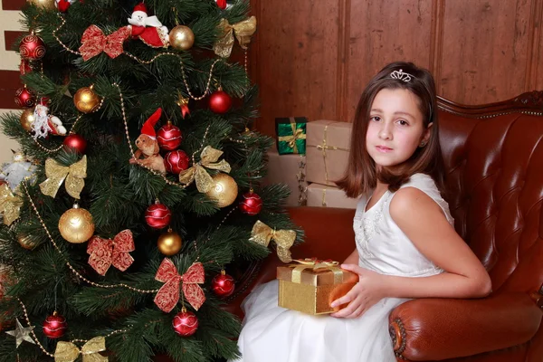 Klein meisje over kerstboom — Stockfoto