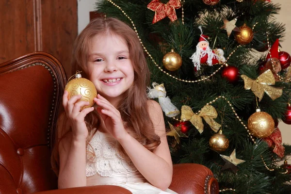 Κοριτσάκι με χριστουγεννιάτικο δώρο — Φωτογραφία Αρχείου