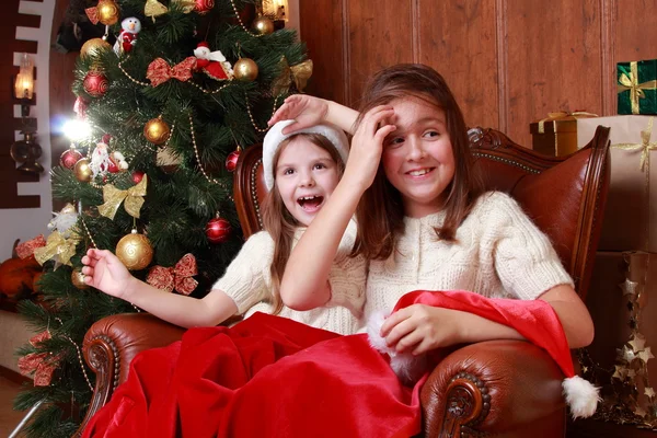 Glada små flickor på jul — Stockfoto