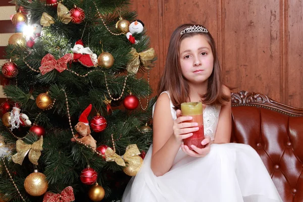 Meisje met kaars op Kerstmis — Stockfoto