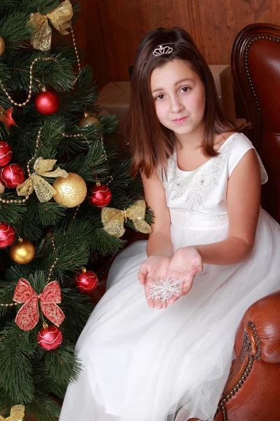 Bambina sopra l'albero di Natale — Foto Stock