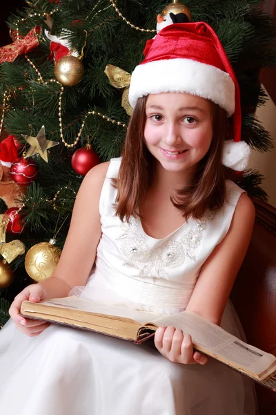 Niña sosteniendo viejo libro de moda — Foto de Stock