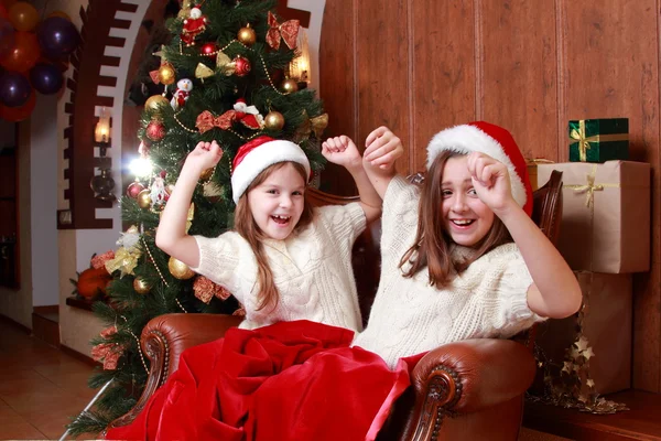 Bambine allegre a Natale — Foto Stock
