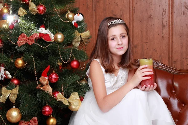 Meisje met kaars op Kerstmis — Stockfoto