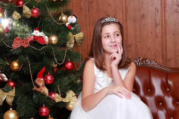 Kleines Mädchen über dem Weihnachtsbaum — Stockfoto