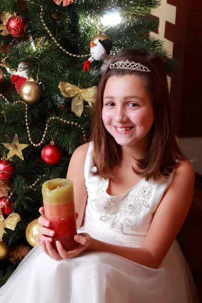 クリスマスの蝋燭を持つ少女 — ストック写真