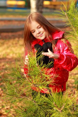 sonbahar Park'ta küçük kız