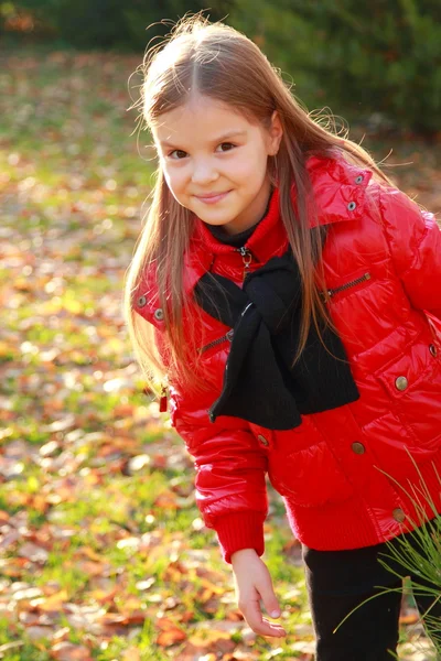 秋の公園で少女 — ストック写真