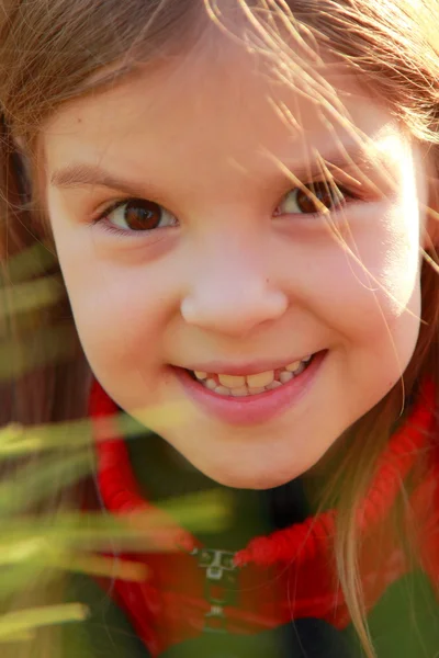 Niña en el parque de otoño — Foto de Stock