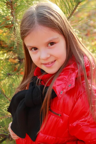 Petite fille au parc d'automne — Photo