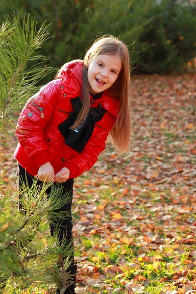 Petite fille au parc d'automne — Photo