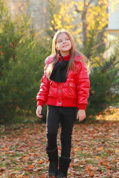 Petite fille aux feuilles d'érable — Photo