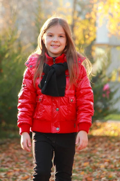 Petite fille aux feuilles d'érable — Photo