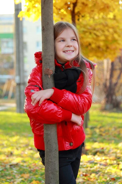 女孩在秋天公园 — 图库照片