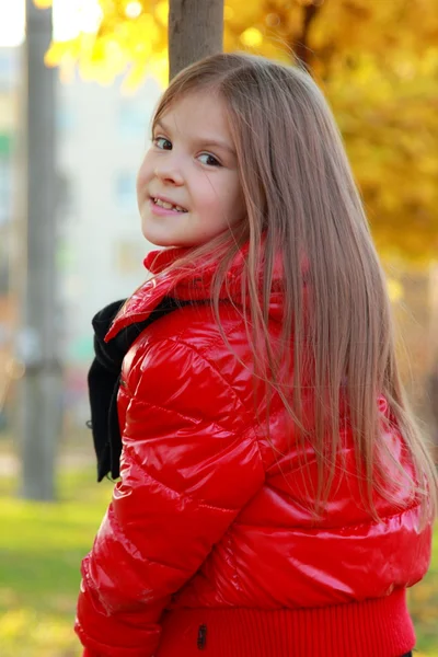 Mädchen im Herbstpark — Stockfoto