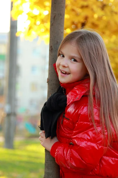 Fille dans le parc d'automne — Photo