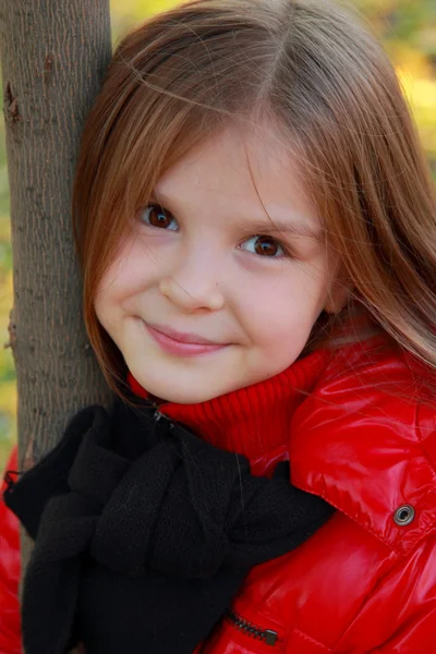 Fille sur le fond de feuilles tombées — Photo