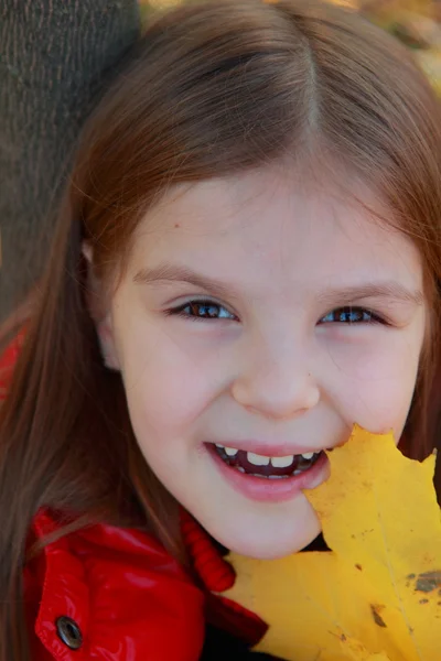 Petite fille aux feuilles d'automne — Photo